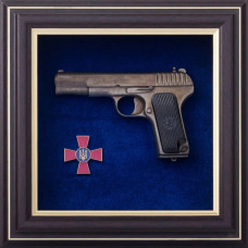 Коллаж "Пистолет ТТ и эмблема ВСУ"