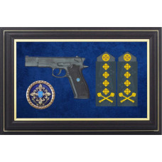 Коллаж "Пистолет Форт 14 и погоны генерала ВСУ"