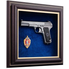 Коллаж Пистолет ТТ и эмблема БКОП СБУ Коллаж Пистолет ТТ и эмблема БКОП СБУ