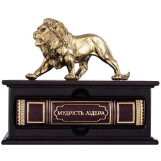 Книга "Мудрость лидера" в деревянном футляре со львом Книга "Мудрость лидера" в деревянном футляре со львом