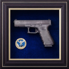 Коллаж "Пистолет Glock и эмблема Военная разведка Украины"