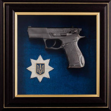 Коллаж "Пистолет Форт и знак Национальной полиции Украины"