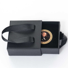 Памятный жетон с портретом Уинстона Черчилля в подарочном футляре Памятный жетон с портретом Уинстона Черчилля в подарочном футляре