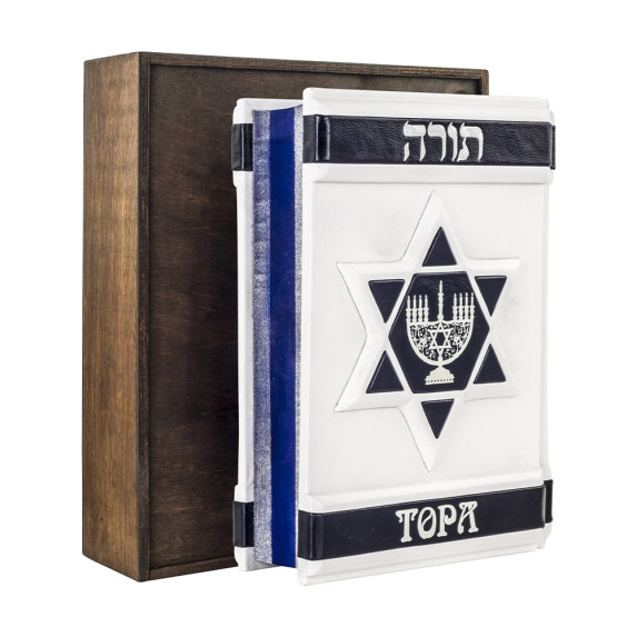 Книга "Тора" в деревянном футляре
