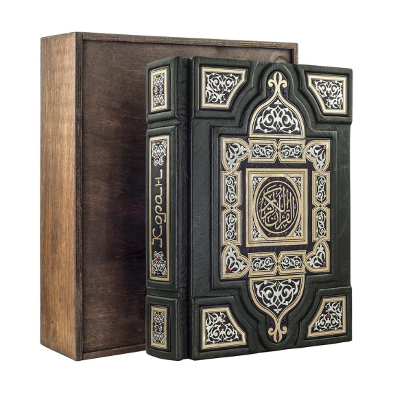 Книга "Коран" в деревянном футляре Книга "Коран" в деревянном футляре