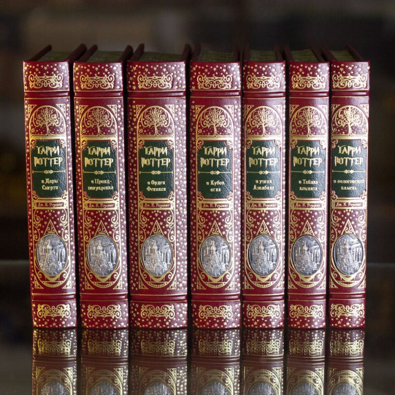 Серия книг "Гарри Поттер" в 7 томах на русском языке Серия книг "Гарри Поттер" в 7 томах на русском языке