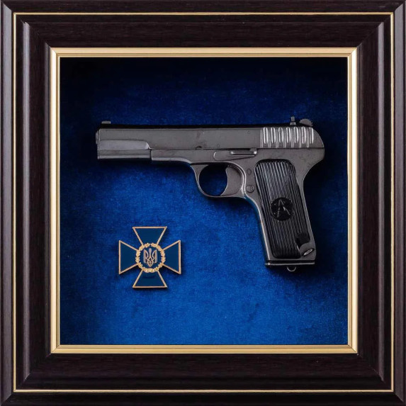 Коллаж "Пистолет ТТ и эмблема СБУ"